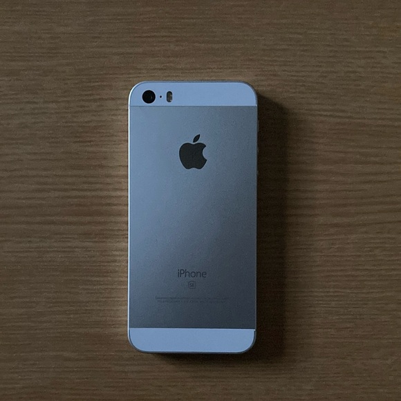 Used Apple iPhone SE 1st Generation 16GB Silver - Picture 3 of 5